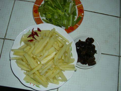 土豆条炒芹菜步骤2