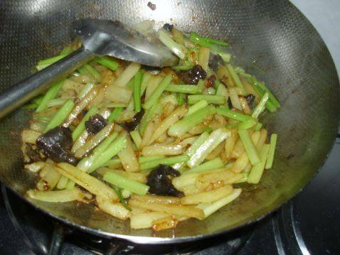 土豆条炒芹菜步骤5