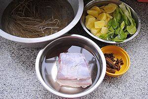 五花肉炖粉丝步骤1