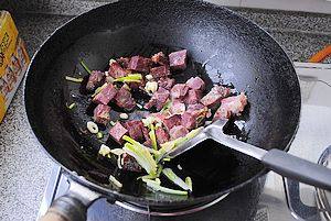 牛肉焖粉皮步骤4
