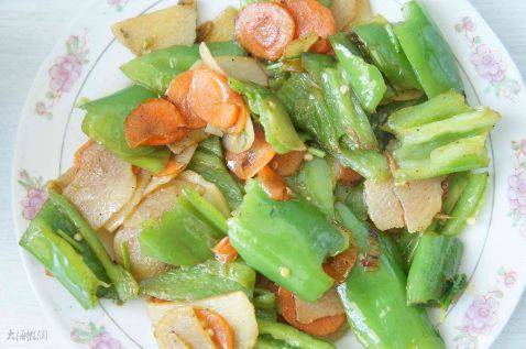 胡萝卜片土豆片炒尖椒步骤5