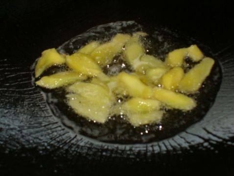 牛肉炒茶树菇步骤3