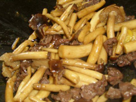 牛肉炒茶树菇步骤6