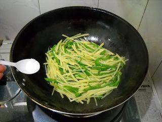 素炒泡萝卜土豆丝步骤6