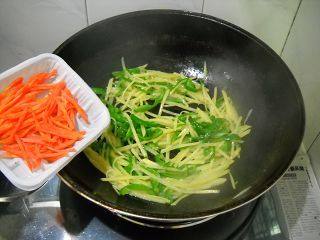 素炒泡萝卜土豆丝步骤7