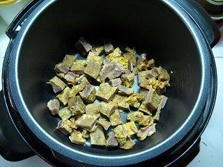 花生栗子牛肉煲步骤3
