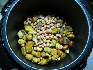 花生栗子牛肉煲步骤4