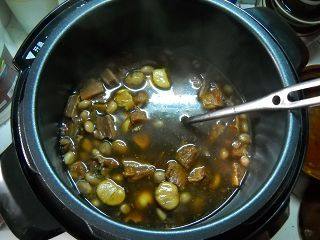 花生栗子牛肉煲步骤8