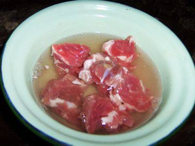 羊肉萝卜枸杞煲步骤1