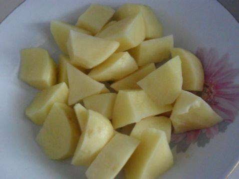 土豆烧鸡块步骤1