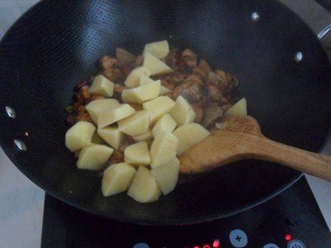土豆烧鸡块步骤7