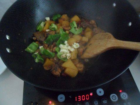 土豆烧鸡块步骤8