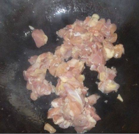 叉烧酱粟子土豆焖鸡步骤7