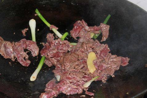 姜葱炒牛肉步骤3