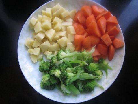 西兰花炒土豆胡萝卜块步骤1