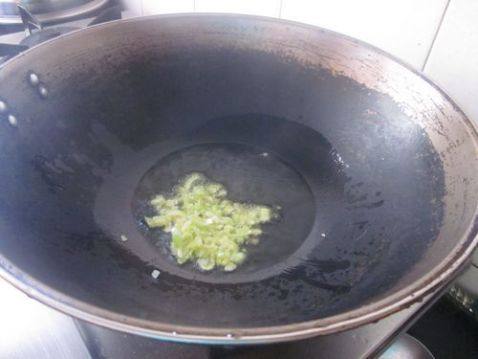 西兰花炒土豆胡萝卜块步骤2