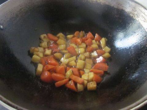 西兰花炒土豆胡萝卜块步骤7