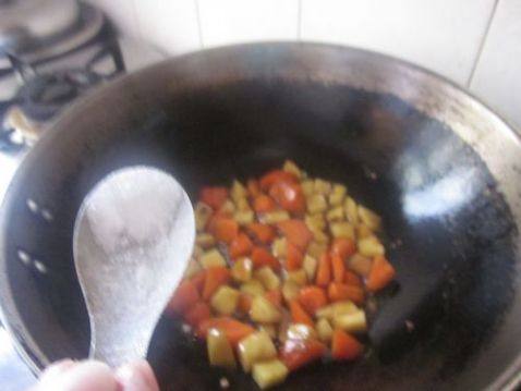 西兰花炒土豆胡萝卜块步骤6