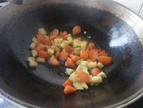 西兰花炒土豆胡萝卜块步骤5
