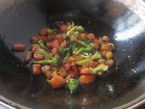 西兰花炒土豆胡萝卜块步骤11