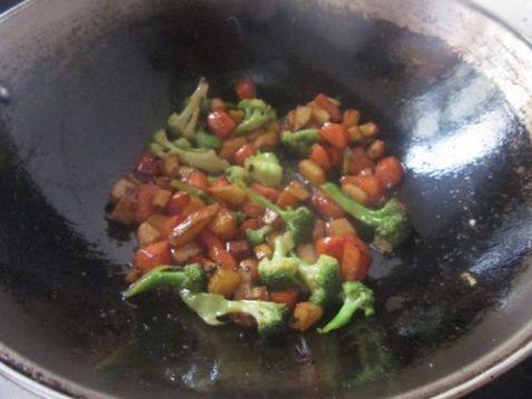 西兰花炒土豆胡萝卜块步骤10