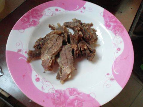 糍菇焖牛肉步骤2