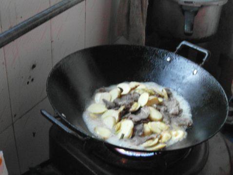 糍菇焖牛肉步骤6