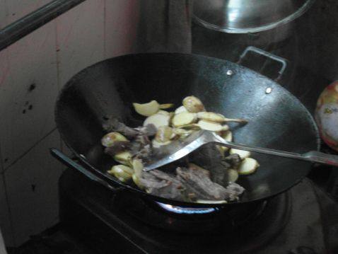 糍菇焖牛肉步骤5