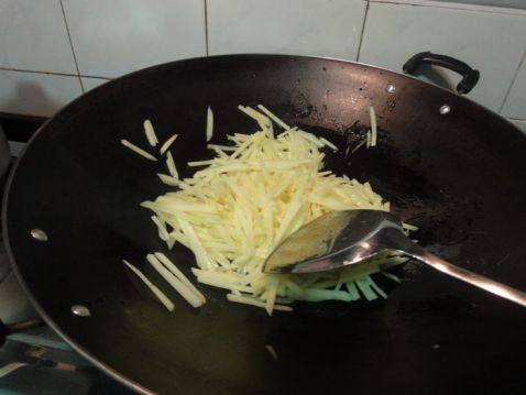 咖哩猪肉土豆丝步骤2