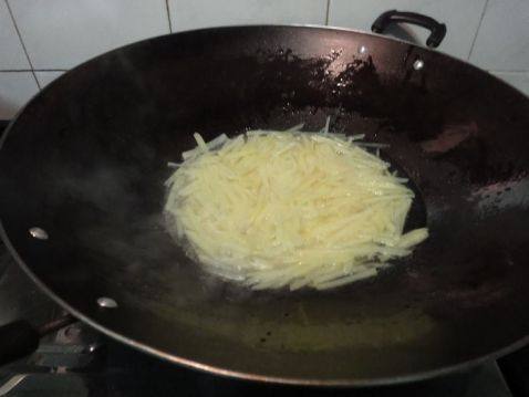 咖哩猪肉土豆丝步骤3