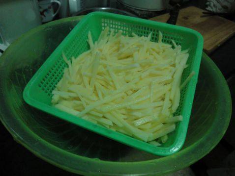 咖哩猪肉土豆丝步骤1