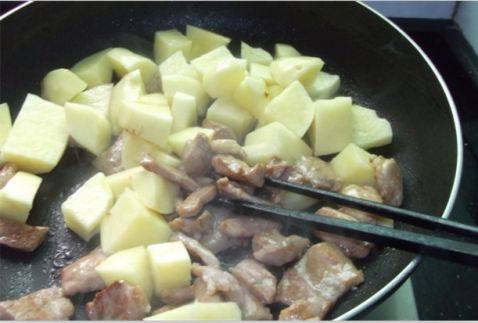咖喱土豆肉片步骤4