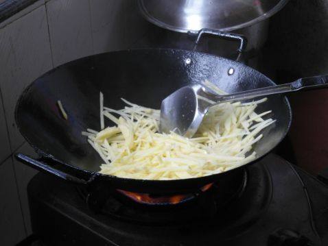 土豆炒木耳步骤3