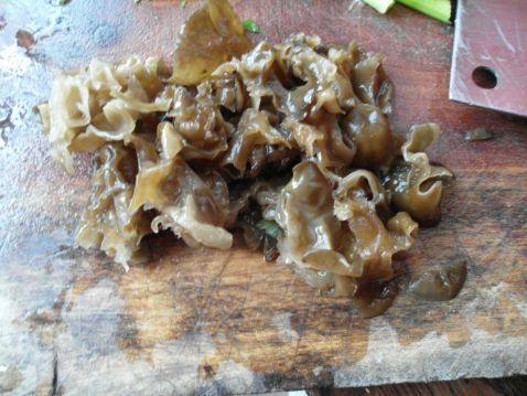 土豆炒木耳步骤2