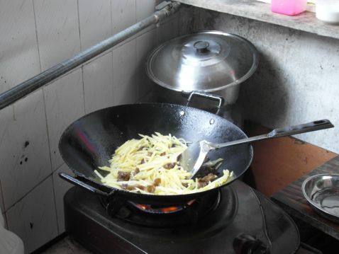 土豆炒木耳步骤5