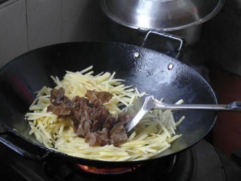 土豆炒木耳步骤4