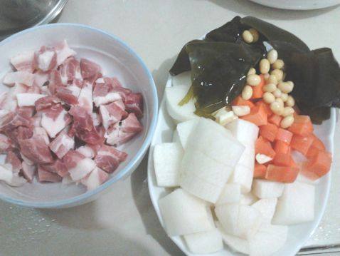 豆香海带猪肉萝卜汤步骤1