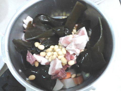 豆香海带猪肉萝卜汤步骤2