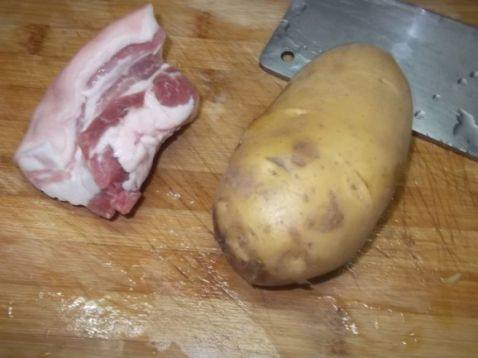 五花肉炒土豆片步骤1