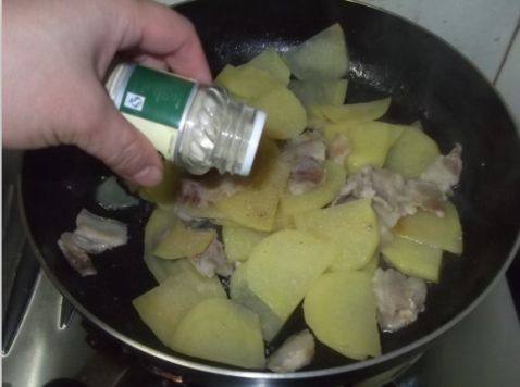 五花肉炒土豆片步骤7