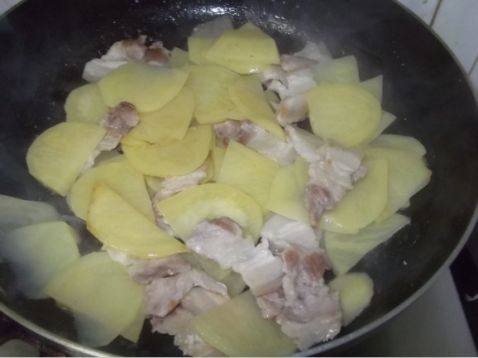 五花肉炒土豆片步骤6