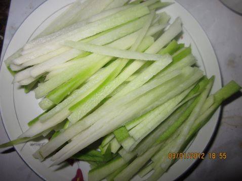 萝卜炖粉条步骤1