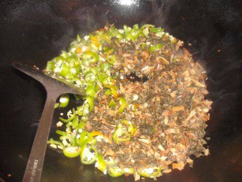 辣椒炒荠菜干步骤3