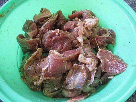 红咖喱焖牛腩红萝卜步骤1