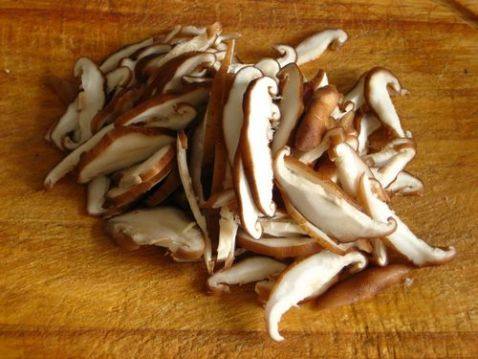 香菇海鲜疙瘩汤步骤2