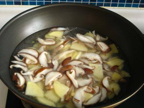 香菇海鲜疙瘩汤步骤6