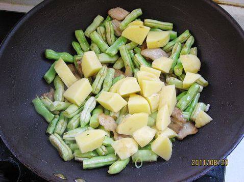 土豆烧芸豆步骤4
