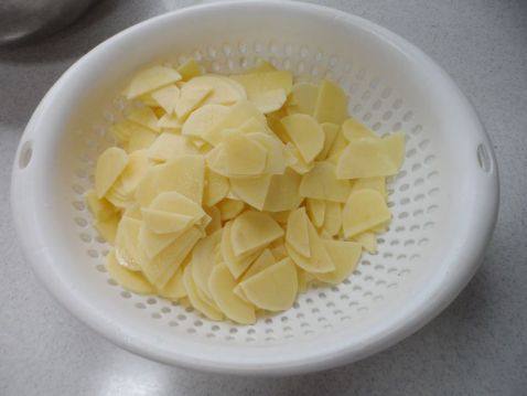 土豆片炒肉步骤1