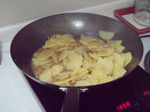 土豆片炒肉步骤5