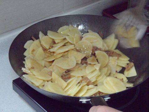 土豆片炒肉步骤4